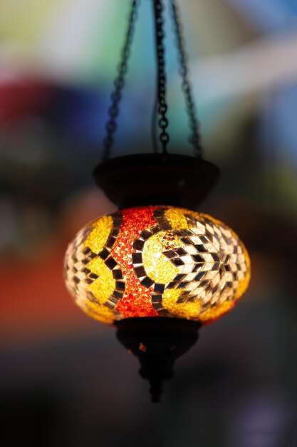 Foto la luz roja y amarilla del mosaico tradicional turco. enfoque selectivo.