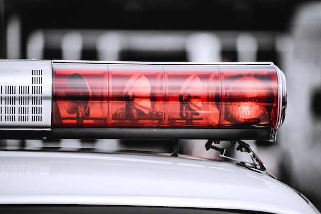 Foto luz roja encima de un coche de policía.