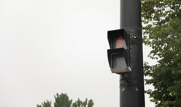 Una luz roja que está en un poste