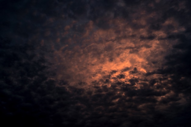 Luz roja del sol en el oscuro cielo nublado atardecer. Cielo dramático con hermoso patrón de nubes esponjosas. Poder mental o poder psíquico. Poder de la naturaleza. Cloudscape exótico. Concepto de cambio climático.