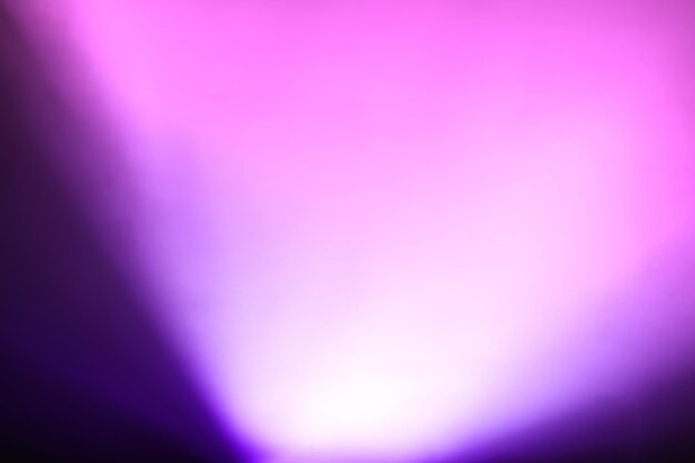 Luz rosa púrpura diagonal desde la parte inferior del fondo bokeh hd