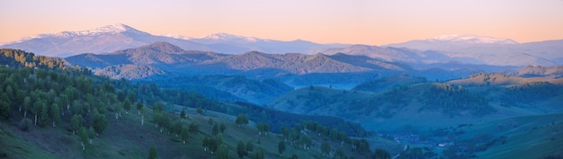 Luz rosada del atardecer sobre las montañas