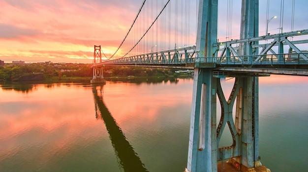 Luz rosada y dorada del amanecer detrás del impresionante puente estadounidense sobre el río Hudson