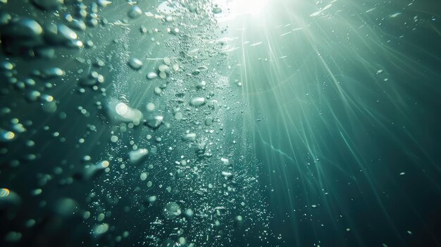 La luz del sol bajo el agua con burbujas que se elevan a la superficie del agua en el mar