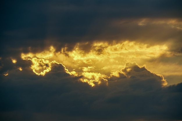 La luz del sol al atardecer atraviesa las nubes