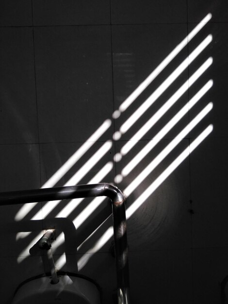 Foto la luz del sol cae en la pared en el baño público