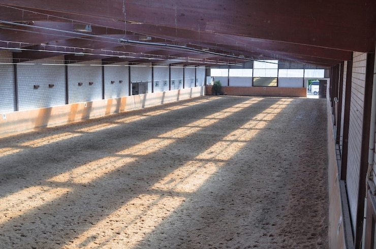 Foto la luz del sol cayendo en el pasillo