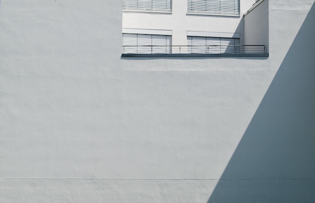 La luz del sol cayendo sobre la pared del edificio