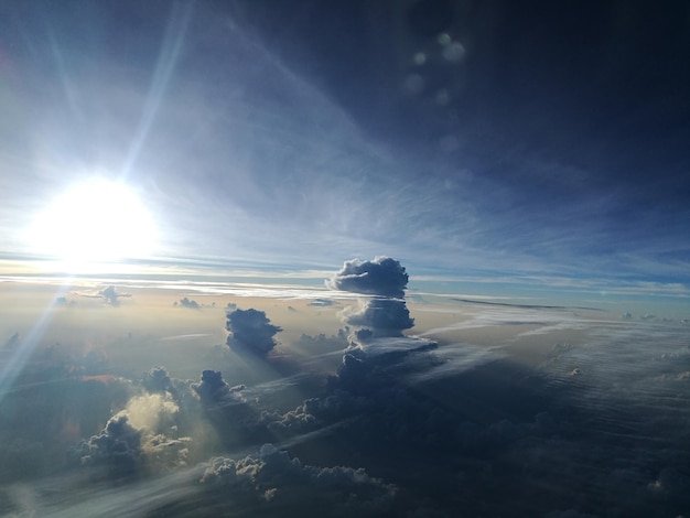 Foto la luz del sol fluye a través de las nubes