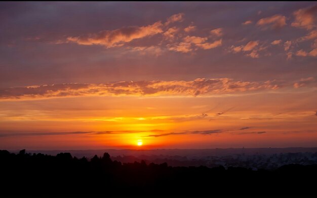 La luz del sol de la mañana brilla con un fondo nublado azul