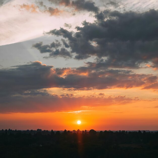 La luz del sol de la mañana brilla con un fondo nublado azul