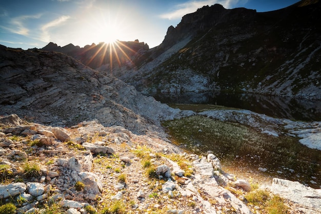 luz del sol sobre el lago alpino Laufbichelsee