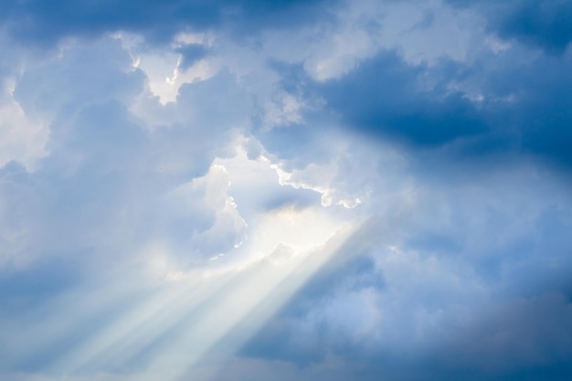 Luz solar celestial milagrosa Fonte divina de amor Poder superior e conceito de força vital Fundo do céu