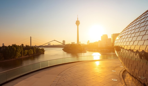 Luz solar da manhã em dusseldorf na alemanha