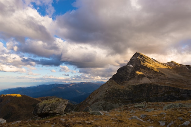 Luz solar, ligado, vale alpino, montanha, picos, e, nuvens cênicas