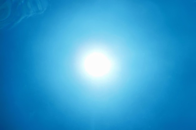 Luz solar subaquática através da superfície da água, fundo subaquático