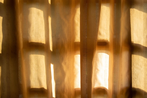 La luz suave brilla a través de la ventana hacia la cortina.