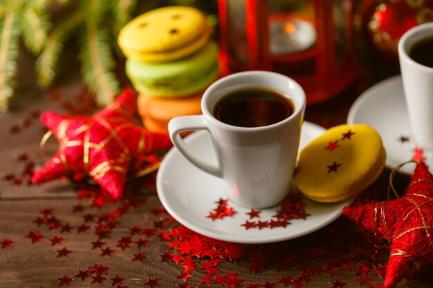luz de té de pan de jengibre, decoración navideña con ramas de pino, vela