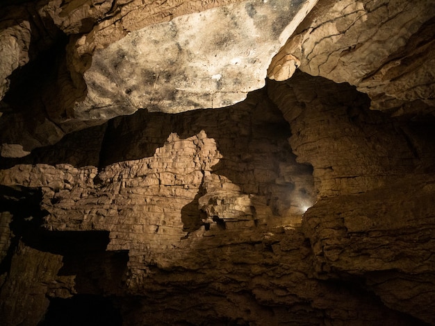 Luz tenue que entra en una cueva oscura