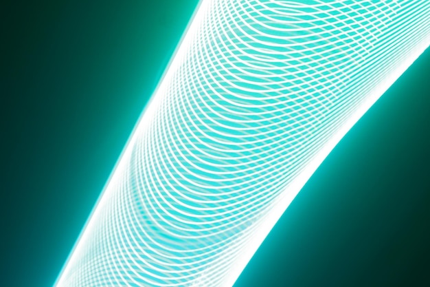 La luz tiene una dualidad de ondas y partículas que transmite información e instrucciones a una velocidad constante.