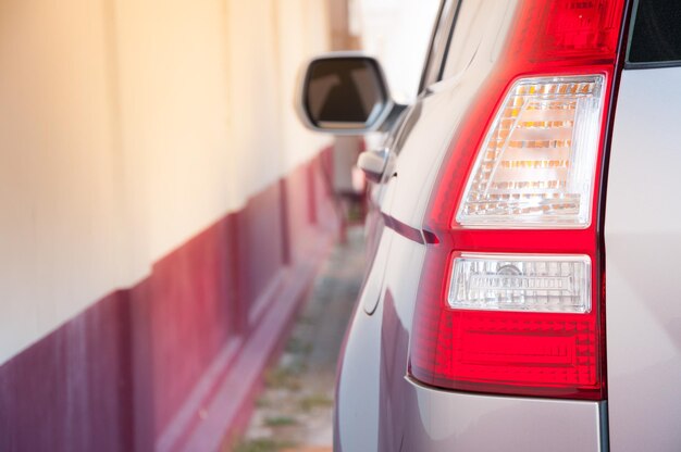 Luz trasera de un coche moderno