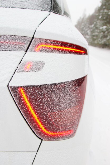 luz trasera del coche en la nieve