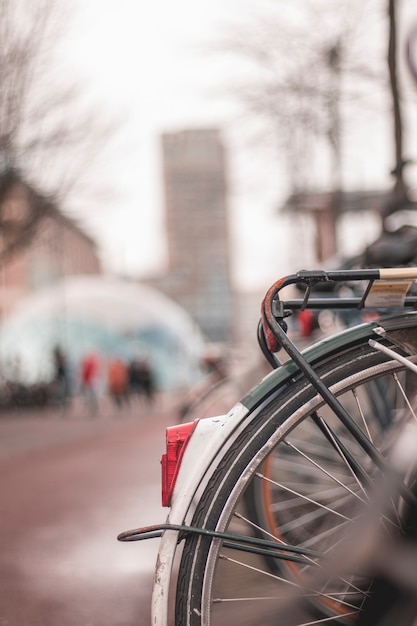 Foto luz trasera de una bicicleta aparcada en la calle