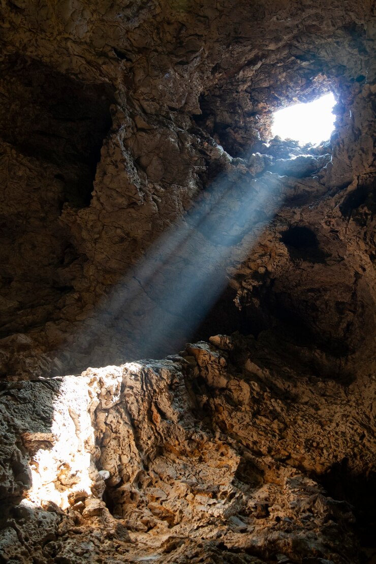 La luz a través del agujero de la cueva.