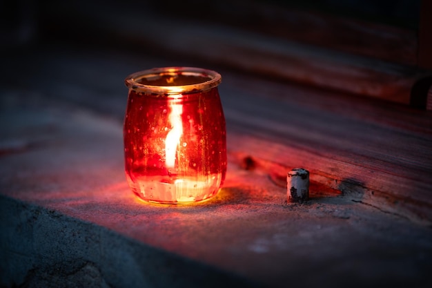 Foto luz de vela en la noche de invierno