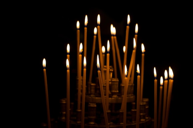 Foto la luz de las velas ardiendo