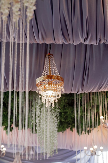 Foto luz de velas en farolillos de cristal y lámpara preciosa en una ceremonia de boda de lujo por la noche, decoración