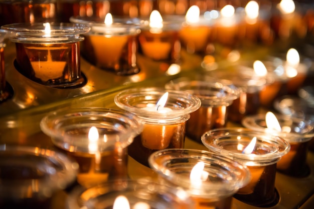 La luz de las velas en la iglesia como fondo navideño de vacaciones