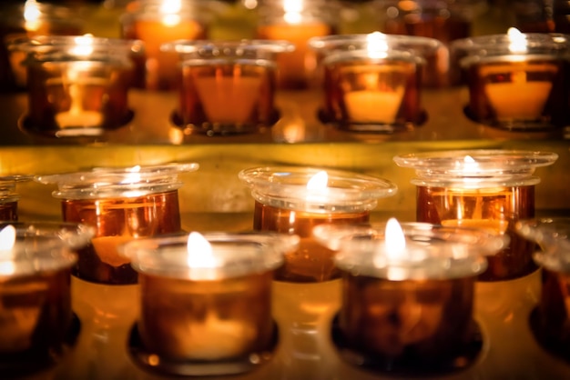 La luz de las velas en la iglesia como fondo navideño de vacaciones