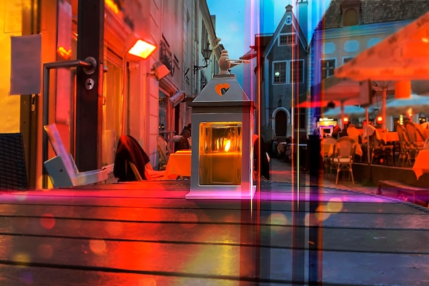 Luz de las velas de lanter de la tarde de la calle en la ciudad medieval de la ciudad vieja de Tallin