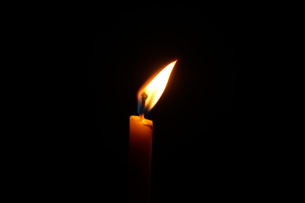 La luz de las velas en la noche que ilumina las cosas