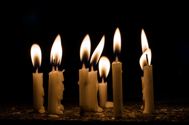 Foto la luz de las velas en la oscuridad, presenta el concepto de esperanza, propósito, creencia, religión.