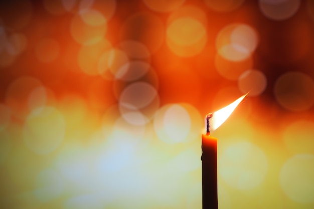 Luz de las velas en la oscuridad