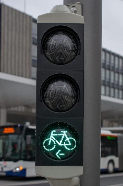 Una luz verde con una bicicleta encima.