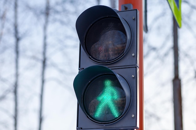 Luz verde en un semáforo peatonal. Cruce seguro de la calzada por peatones.