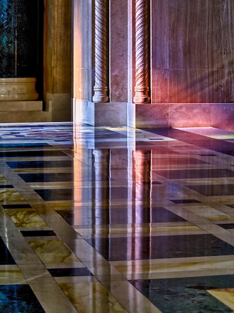 Luz de vidrieras en la pared de la iglesia