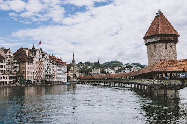 Luzern, Schweiz - 3. Juli 2017: Panoramablick auf das Stadtzentrum von Luzern mit der berühmten Kapellbrücke und dem Fluss Reuss. Sommerlandschaft, Sonnenscheinwetter, dramatischer Himmel und sonniger Tag