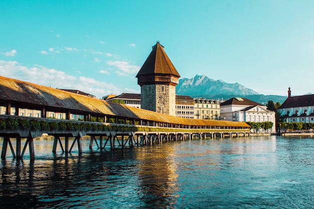 Luzern-Stadt in den Schweizer Alpen alte überdachte Holzbrücke über den Flussdamm und den alten Turm