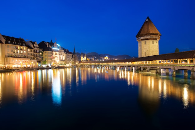 Luzerne. Bild von Luzern, der Schweiz während der blauen Stunde der Dämmerung.