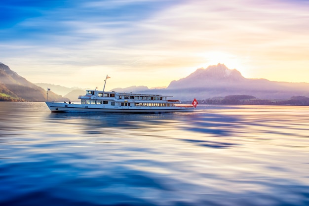 Luzerner Bootstour auf dem Fluss mit Schweizer Berg