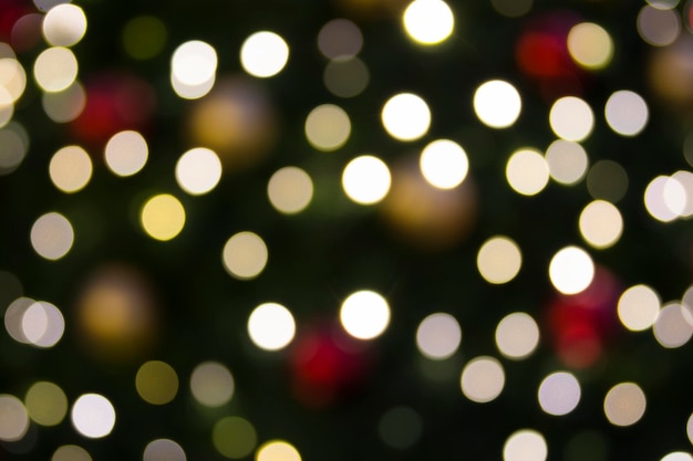 Luzes de árbol de Navidad Bokeh en el fondo de un concepto de Navidad - víspera de Año Nuevo