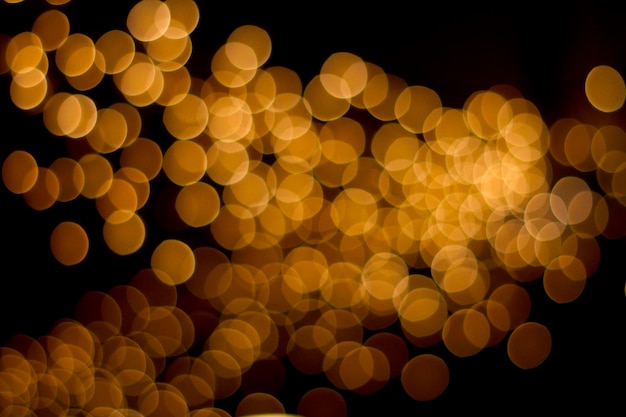 Luzes borradas iluminadas à noite.