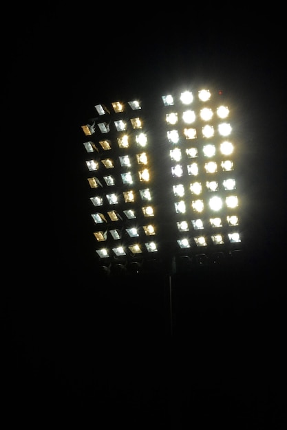 Foto luzes brilhantes do estádio e céu escuro