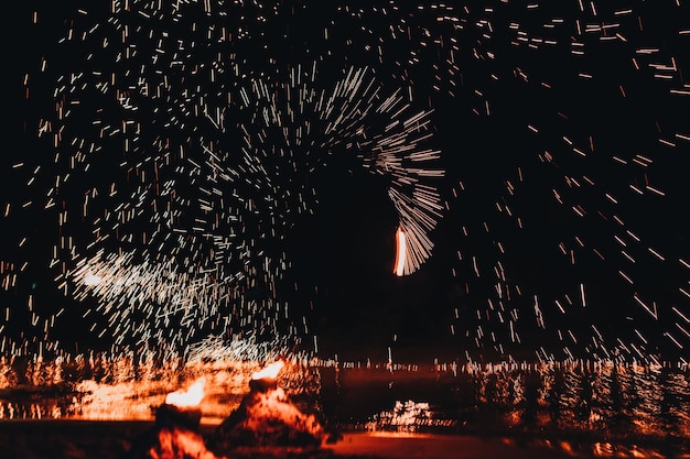 Luzes brilhantes e flashes de um show de fogo