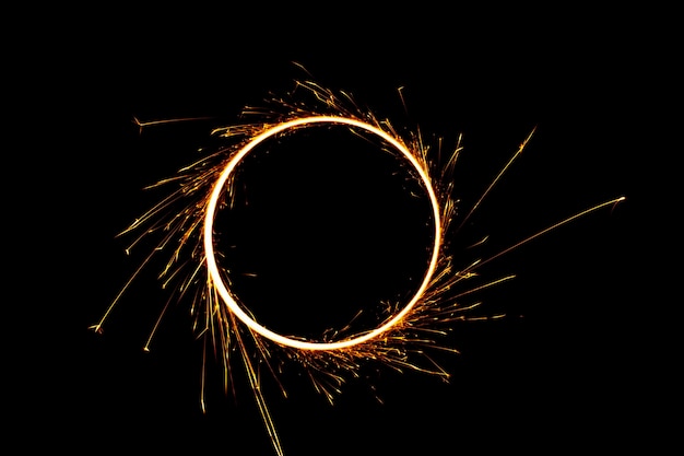 Luzes circulares com faíscas em um fundo preto