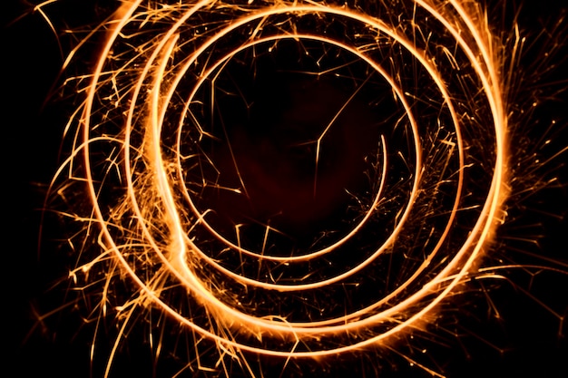 Luzes circulares com faíscas em um fundo preto